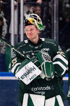 Färjestads målvakt Melker Thelin jublar