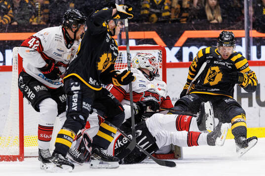 Malmö Redhawks Robin Salo och målvakt Oskar Blomgren mot