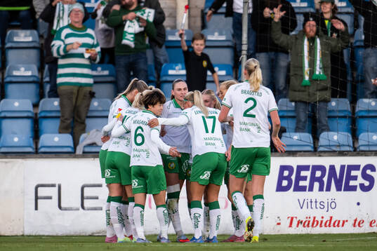 Hammarbys Vilde Hasund jublar med lagkamrater