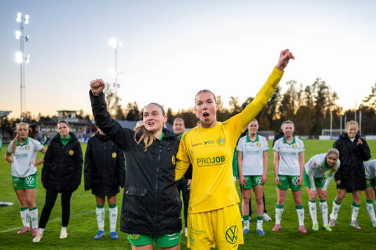 Hammarbys Vilde Hasund och målvakt Melina Loeck jublar