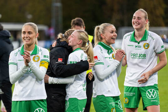 Hammarbys Emilie Joramo får en kram, jublar