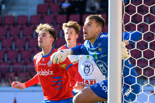 Helsingborgs Alexander Johansson och Örebros målvakt