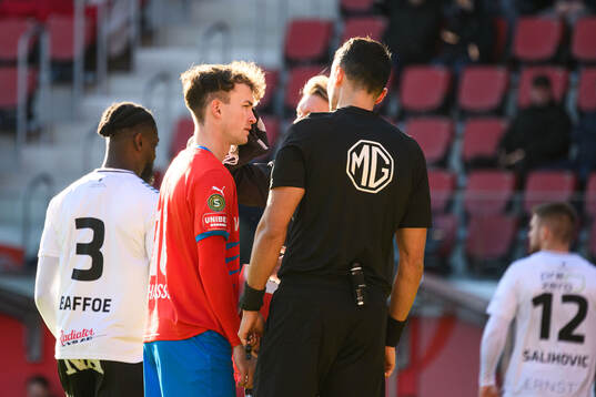 Helsingborgs Alexander Johansson får vård av medicinsk
