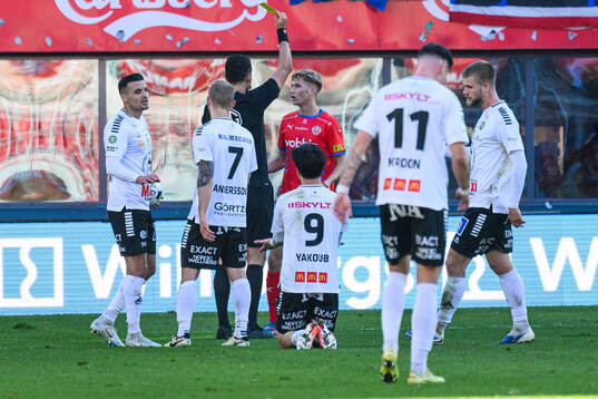 Domare Adi Aganovic dömer gult kort och Helsingborgs