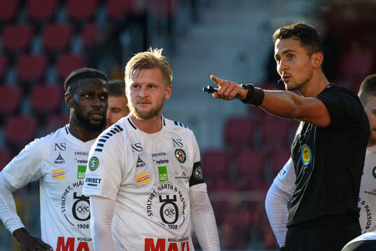 Örebros Joseph Baffoe och Karl Holmberg i samtal med