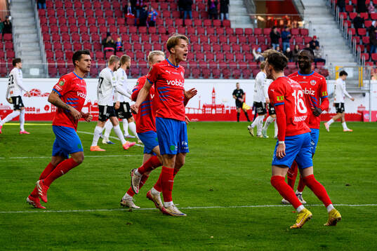 Helsingborgs Lukas Kjellnäs och Alexander Johansson jublar