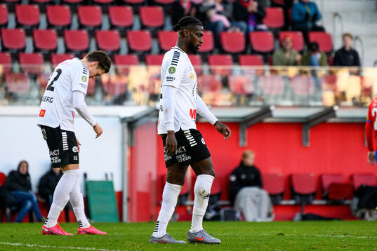 Örebros John Stenberg och Joseph Baffoe deppar