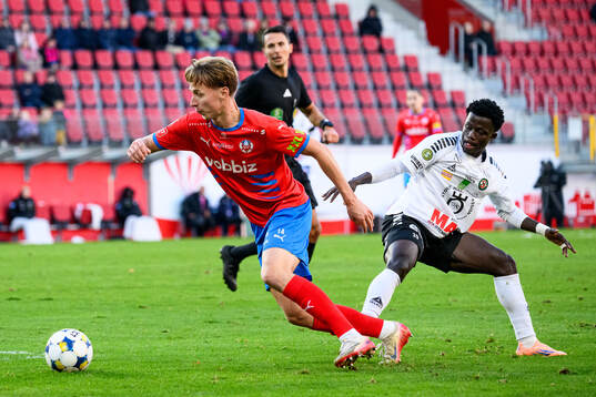 Helsingborgs Lukas Kjellnäs och Örebros Blessing Asumang