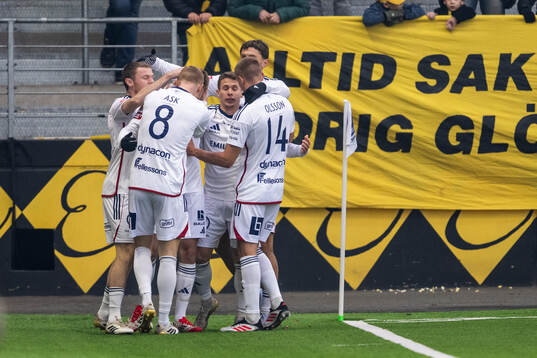 Östers Oscar Uddenäs jublar med lagkamrater