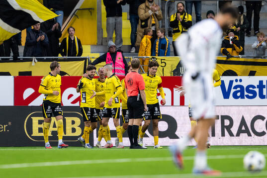 Elfsborgs Arber Zeneli jublar med lagkamrater