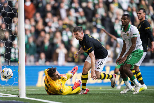 Hammarbys Montader Madjed (ej i bild) gör 1-0 bakom AIKs