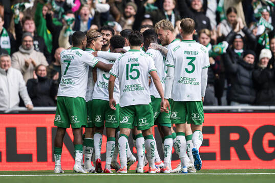 Hammarbys Montader Madjed jublar med lagkamrater