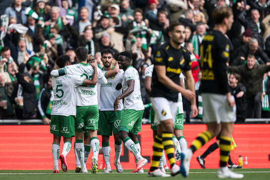 Hammarbys Montader Madjed jublar med lagkamrater