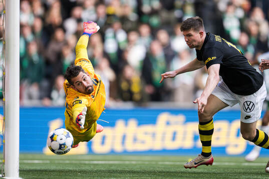 Hammarbys Montader Madjed (ej i bild) gör 1-0 bakom AIKs