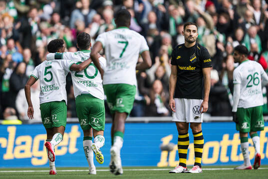 Hammarbys Tesfaldet Tekie och Nahir Besara jublar medan