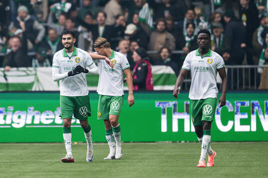 Hammarbys Montader Madjed jublar med lagkamrater