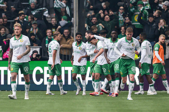 Hammarbys Montader Madjed jublar med lagkamrater