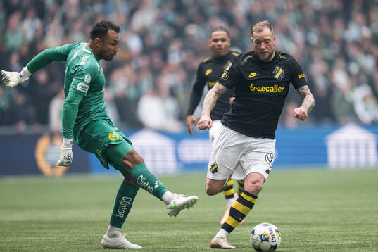 Hammarbys målvakt Warner Hahn och AIKs John Guidetti