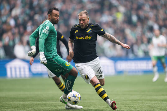 Hammarbys målvakt Warner Hahn och AIKs John Guidetti