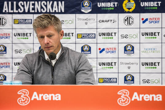 AIKs tränare Mikkjal Thomassen på presskonferensen