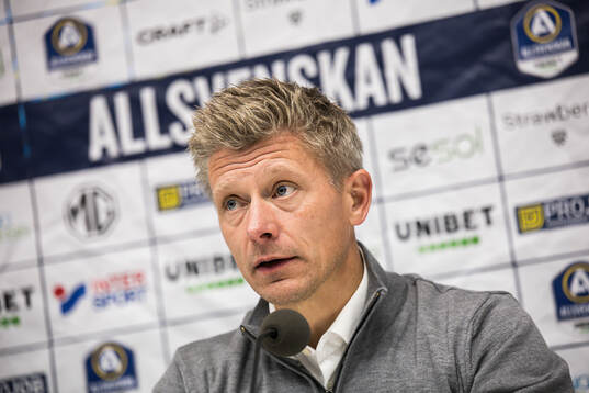 AIKs tränare Mikkjal Thomassen på presskonferensen