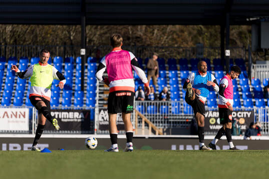 Brommapojkarnas spelare värmer upp