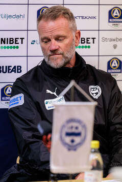 Värnamos tränare Arne Sandstø deppar på presskonferensen