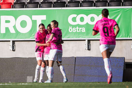 Häckens Monica Jusu Bah jublar med Hanna Wijk och Anna