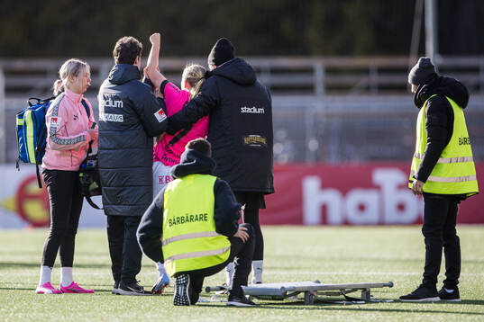 Häckens Pernille Sanvig får hjälp av planen