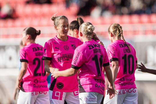 Häckens Aivi Luik och Matilda Nildén jublar