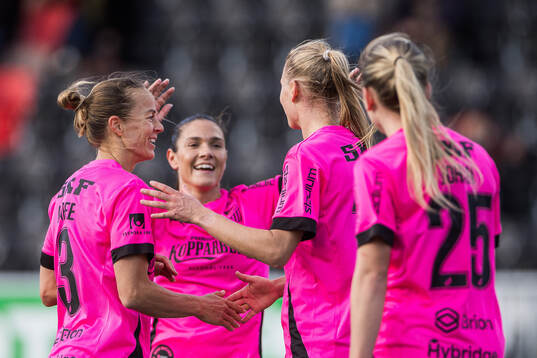 Häckens Aivi Luik och Stine Sandbech jublar