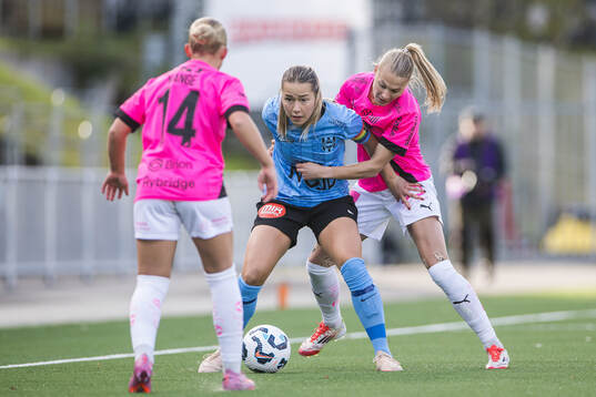 Brommapojkarnas Emma Engström och Häckens Stine Sandbech