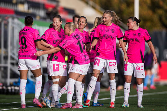Häckens Anna Anvegård jublar med lagkamrater
