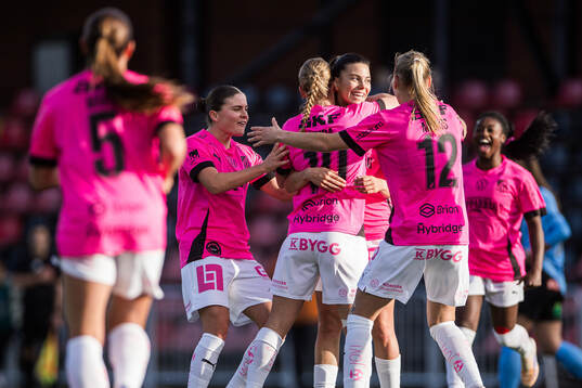 Häckens Helena Sampaio jublar med lagkamrater