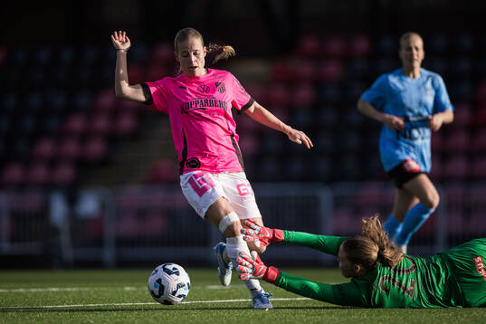 Häckens Anna Anvegård och Brommapojkarnas målvakt Emilia