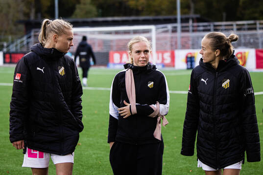 Häckens Pernille Sanvig med en mitella
