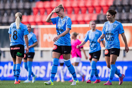 Brommapojkarnas Amanda Wulff och Julia Olsson deppar