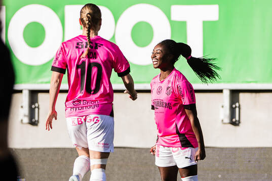 Häckens Monica Jusu Bah jublar med Anna Anvegård