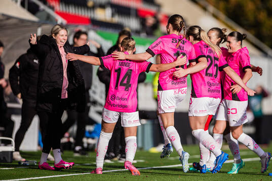 Häckens Anna Anvegård med lagkamrater jublar med