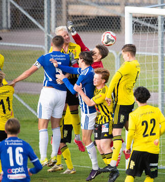 IFK Hässleholms målvakt Felix Persson försöker boxa