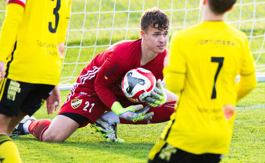 IFK Hässleholms målvakt Alve Lind greppar bollen i