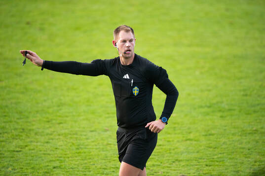 Domaren Christoffer Södergren i matchen i division 2