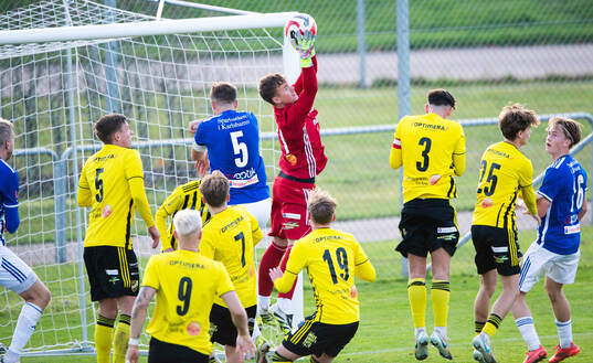 IFK Hässleholms målvakt Alve Lind greppar en hörna i