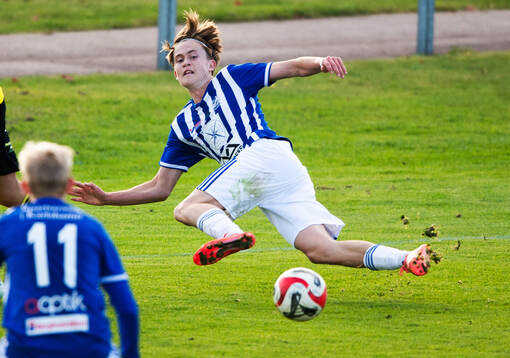 En Karlshamns-spelare halkar i matchen i division 2 mellan