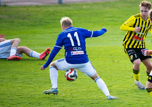 En Karlshamns-spelare dämpar bollen i matchen i division 2