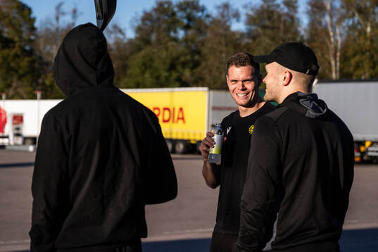 Mjällbys Jacob Bergström vid bussen när laget reser till
