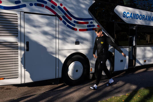 Mjällbys Elliot Stroud vid bussen när laget reser till
