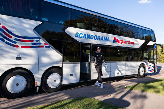 Mjällbys Herman Johansson vid bussen när laget reser till