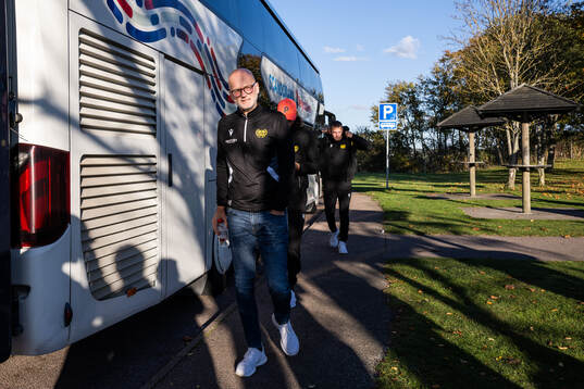 Mjällbys ordförande Magnus Emeus  vid bussen när laget