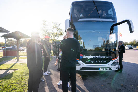 Mjällbys Toim Pettersson vid bussen när laget reser till